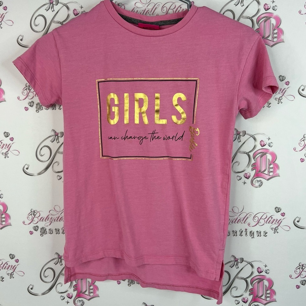 Barbie tee girls can change the world 🌍 Pink T-Shirt with Gold Lettering
